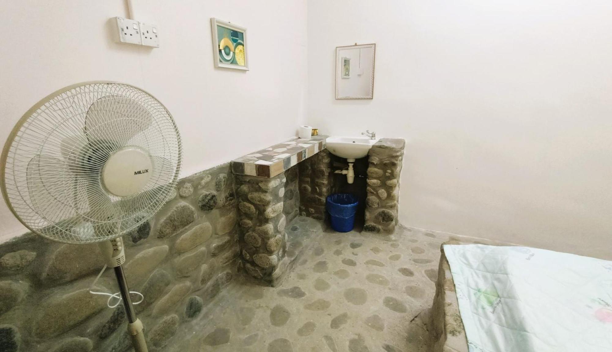 Oyo Home 90491 Flinstone Lodge Kota Kinabalu Ngoại thất bức ảnh