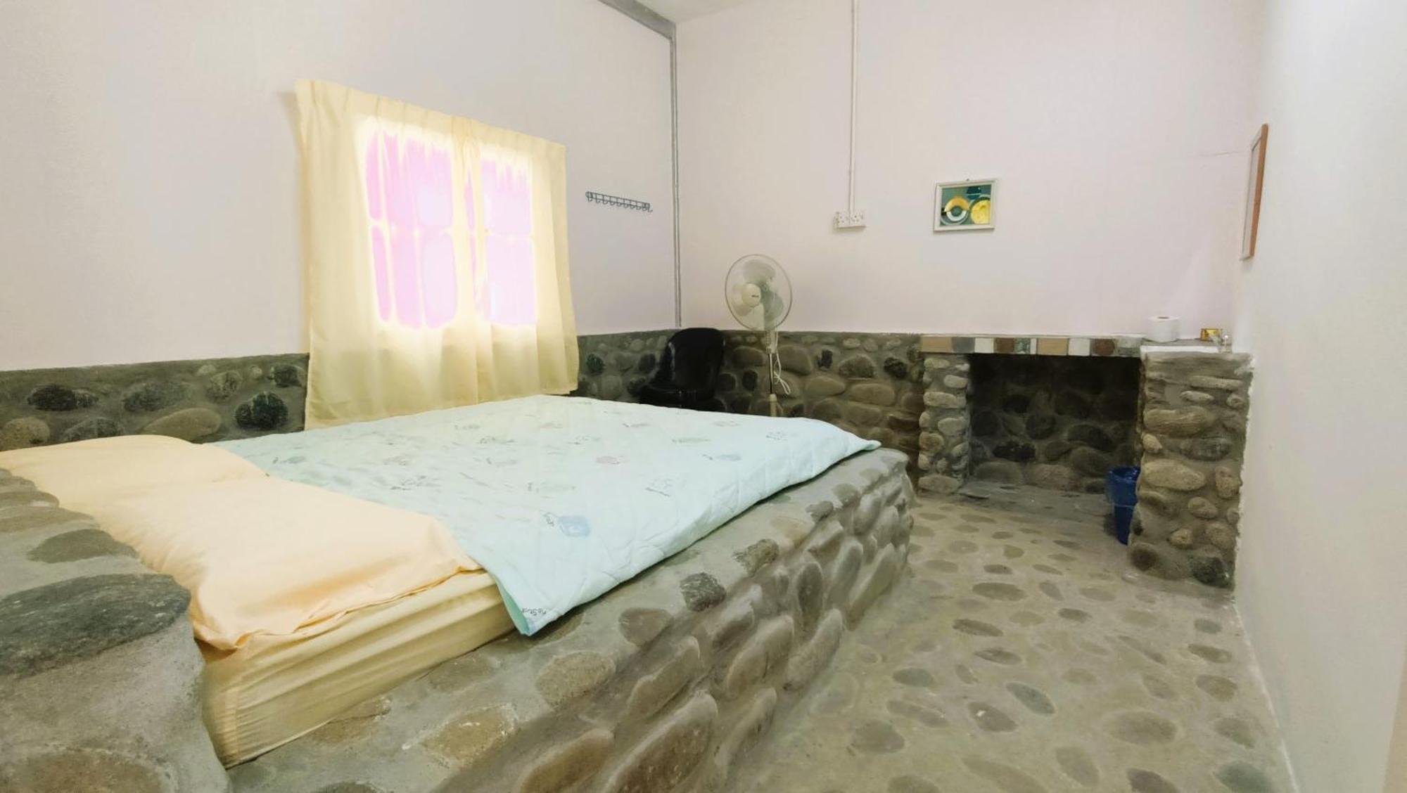 Oyo Home 90491 Flinstone Lodge Kota Kinabalu Ngoại thất bức ảnh